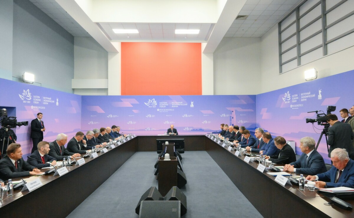 Владимир Путин провёл совещание по вопросам развития топливно-энергетического комплекса ДФО