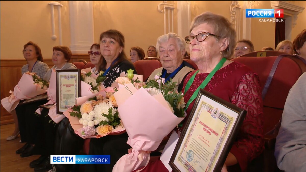 В Краевой филармонии самым активным пожилым людям вручили подарки и грамоты от губернатора