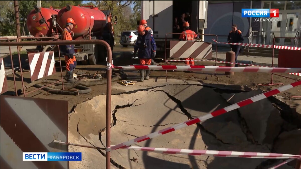 Автостоянка превратилась в «озеро»: в районе Амуркабеля произошёл провал асфальта