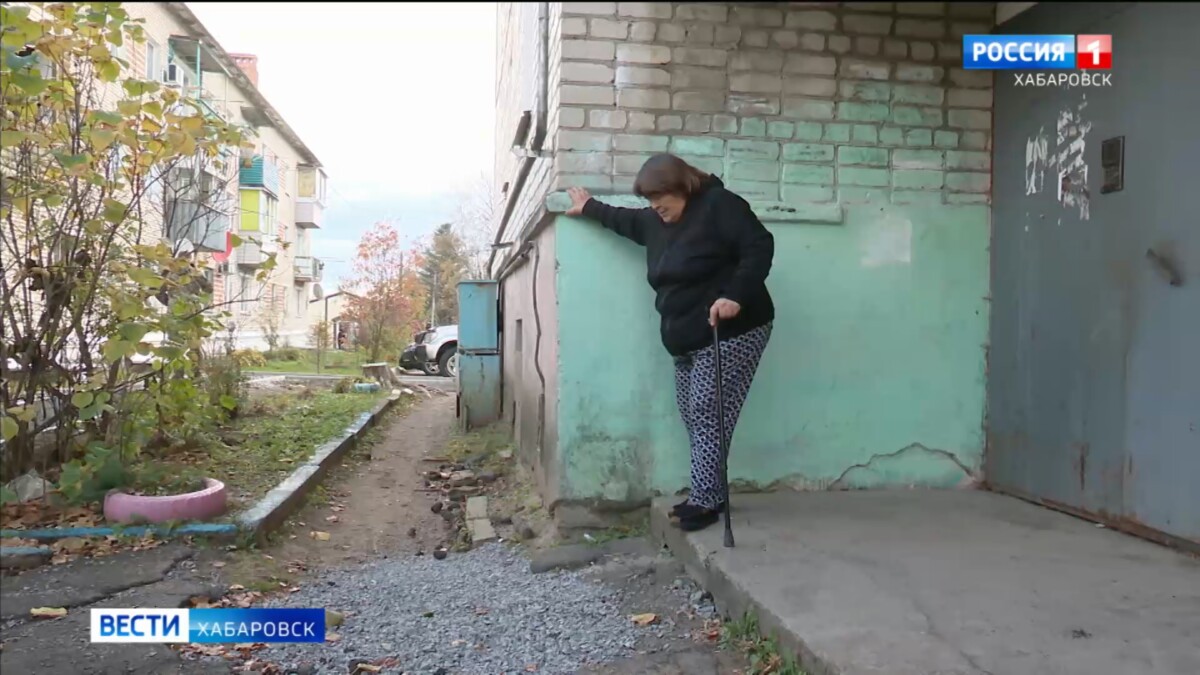 Благоустроить придомовую территорию просят управляющую компанию жители улицы Лазо посёлка Корфовский