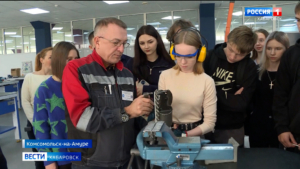 Особые условия и повышенная стипендия: школьникам провели экскурсию по будущим профессиям
