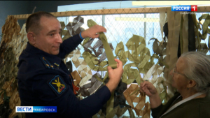 «Очень способный ученик»: Герой России помог плести маскировочные сети волонтерам СВО