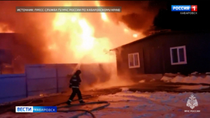 Почти 5 часов потребовалось пожарным, чтобы потушить двухэтажное здание «авторазборки» в Хабаровске