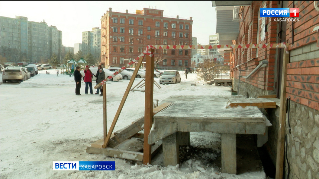 До конца года техника зайдёт на улицу Крещенская для устранения провала возле одного из домов