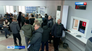 Ажиотаж возле краевой ГАИ: перед повышением утиль-сбора здесь проверяют до 400 машин в день