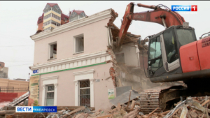 Снос ветхого здания дореволюционной постройки начали в Хабаровске у городских прудов