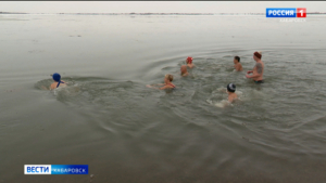 «Получается эффект эйфории!»: хабаровские «моржи» открыли сезон зимнего плавания