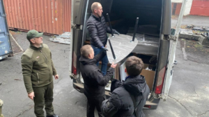 Добровольцы Хабаровского края помогли подготовиться к зиме жителям подшефного Дебальцево