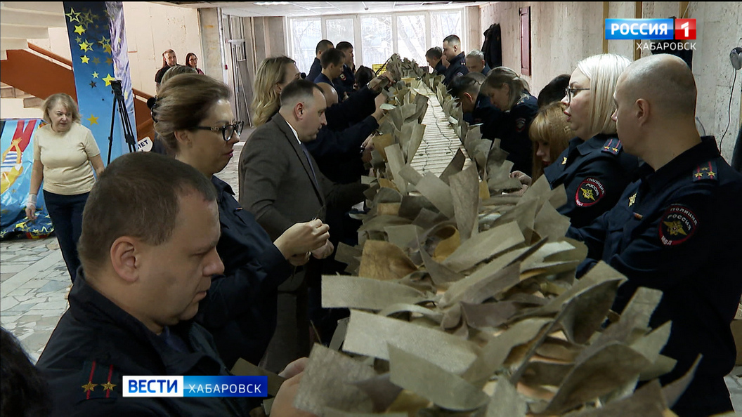 «Делаем это от души»: акцию «Своими руками» провели в краевом УМВД к Международному Дню волонтёра