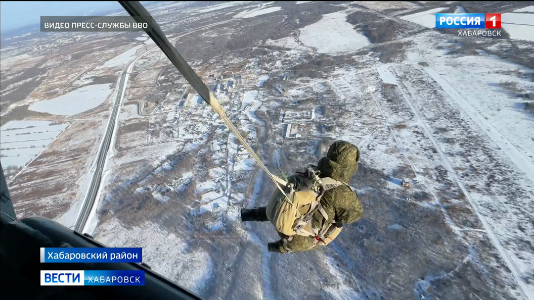 «Адреналин! Незабываемые чувства!»: в Хабаровске Герой России передал свой опыт парашютистам ВВО