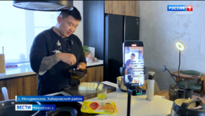 «Золотой век» дружбы: популярный китайский фудблогер получил прописку в Хабаровском районе