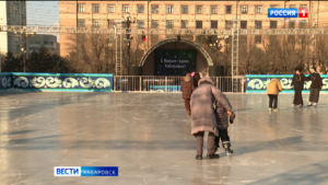 Смотрите в 21:10. На площади имени Ленина завершают подготовку новогоднего городка