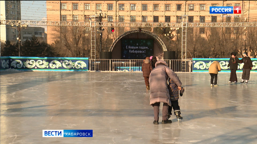 Смотрите в 21:10. На площади имени Ленина завершают подготовку новогоднего городка