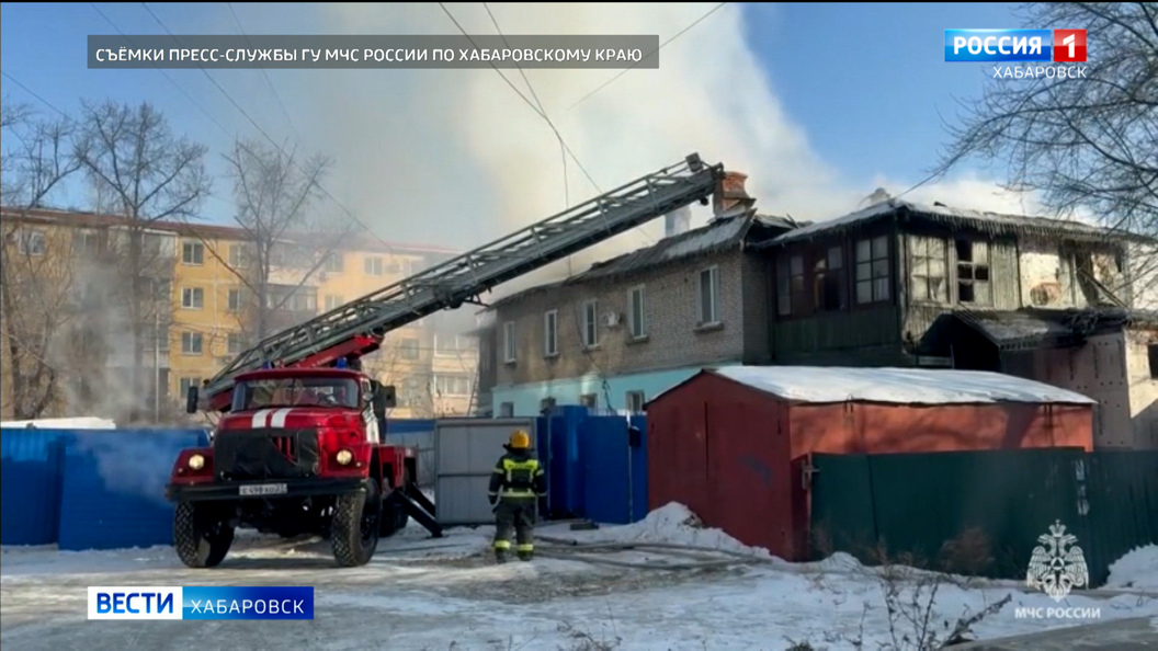 Двухэтажный жилой дом сгорел в переулке Бурейский в Хабаровске, погибла женщина