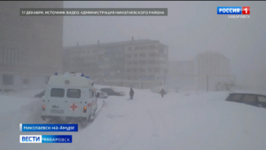 В Николаевске-на-Амуре продолжается расчистка взлётно-посадочной полосы от снега