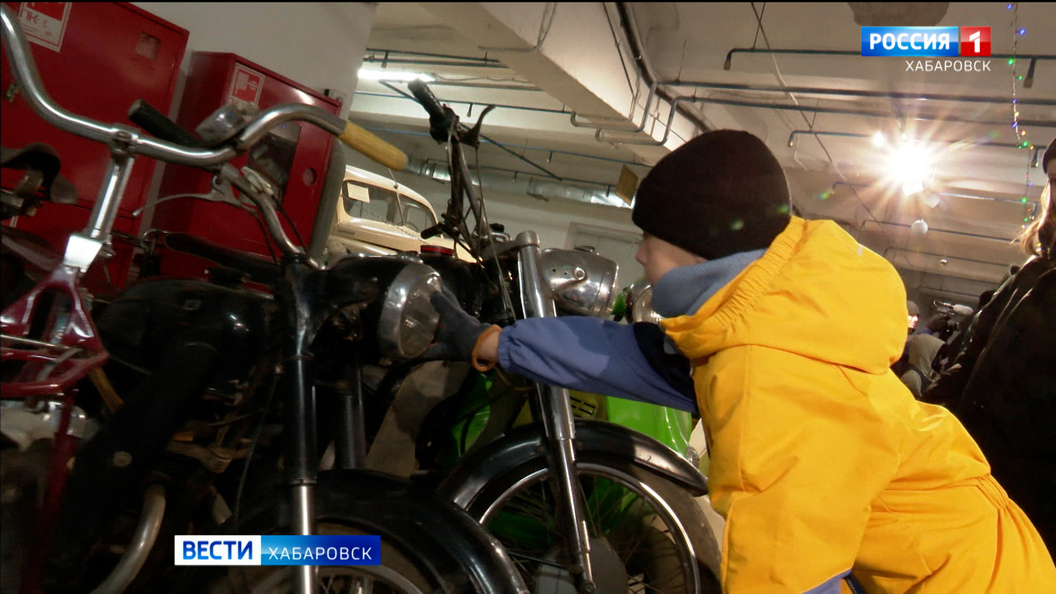 Новогодний хоровод среди …ретро-машин устроили в Хабаровске для детей участников СВО