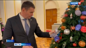 Дмитрий Демешин во время рабочей поездки в Москву снял с «Ёлки желаний» ещё три шарика-открытки