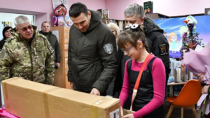 Дмитрий Демешин вручил новогодний подарок школьнице из Дебальцево