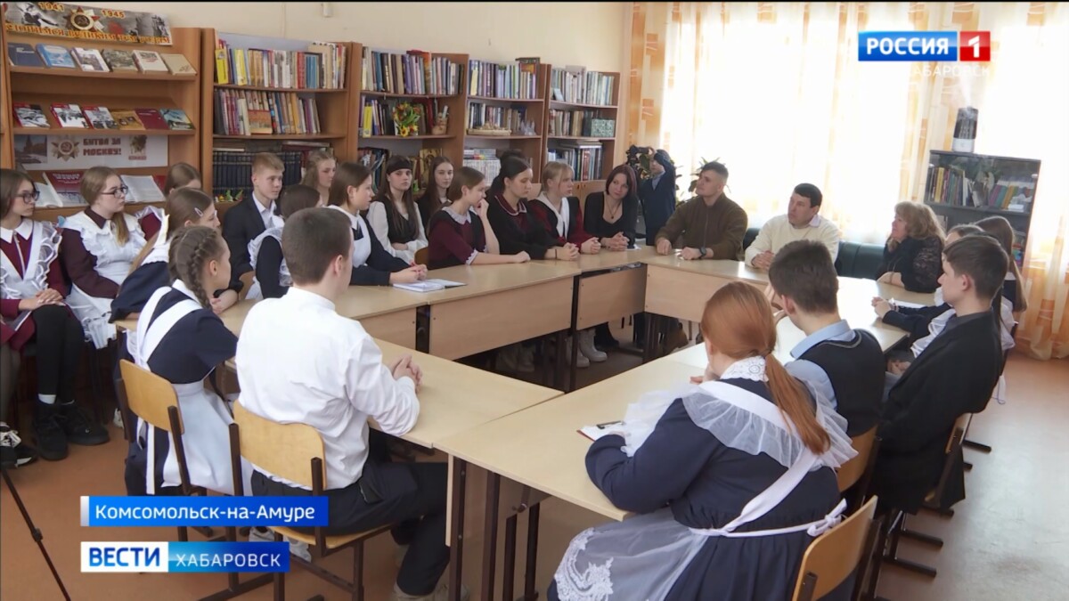 Урок, каких ещё не было: выставку военно-полевого художника открыли в одной из школ Города юности