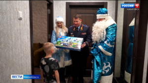 Хабаровские полицейские в Новый год исполнили мечты маленьких хабаровчан