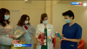 «Эти вещи – уже с теплом»: партию шерстяных изделий передали волонтёры в краевой Перинатальный центр