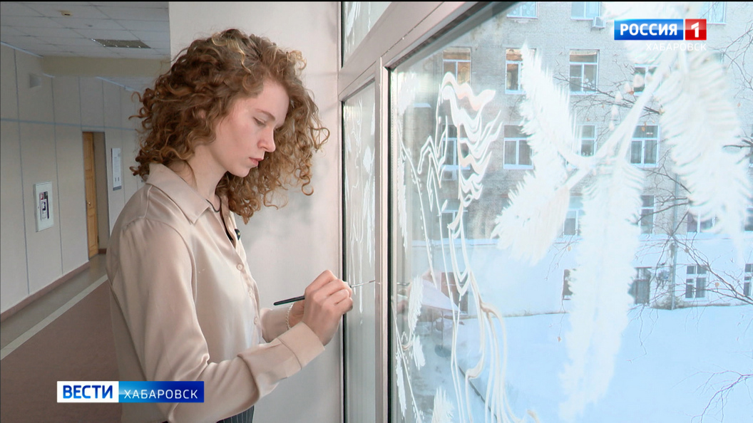 «Это выглядит потрясающе!»: на окнах Тихоокеанского госуниверситета появились витражи ручной работы