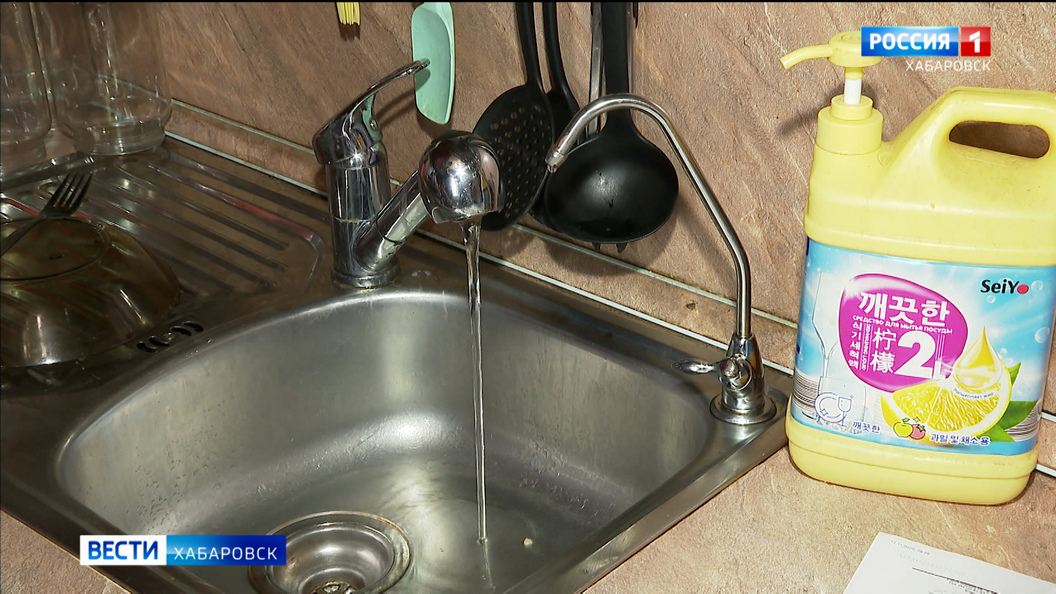 На слабый напор холодной воды жалуются жильцы одного из домов в центре Хабаровска