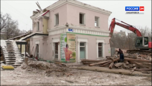 Смотрите в 21:10. Демонтаж аварийного дома на улице Гоголя проходит сегодня в Хабаровске