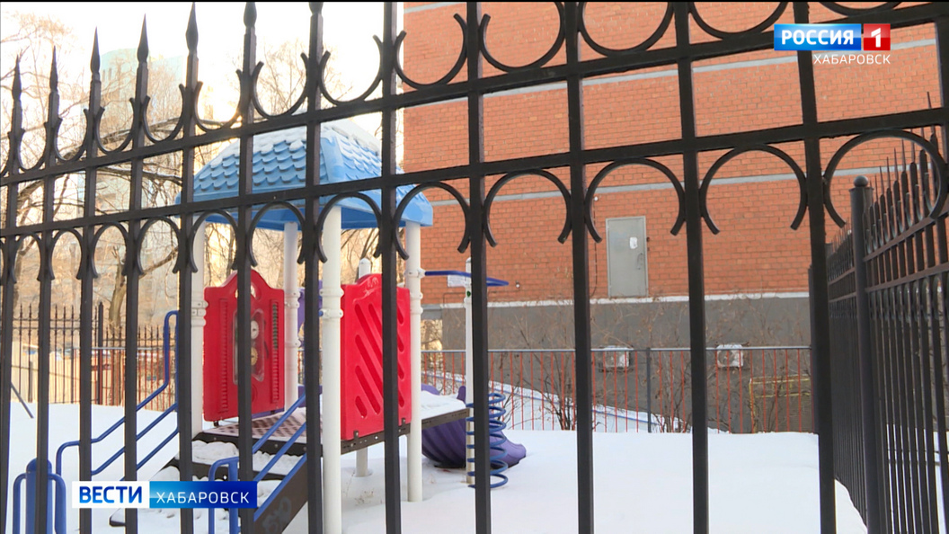 Лестница раздора: конфликт из-за доступа в частный детсад разгорелся в Хабаровске