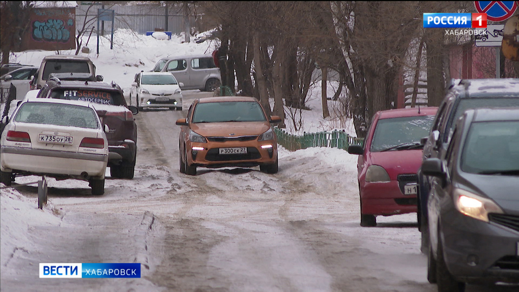 Очистить улицы и проезды мешают оставленные машины: хабаровчане жалуются на плохую уборку снега