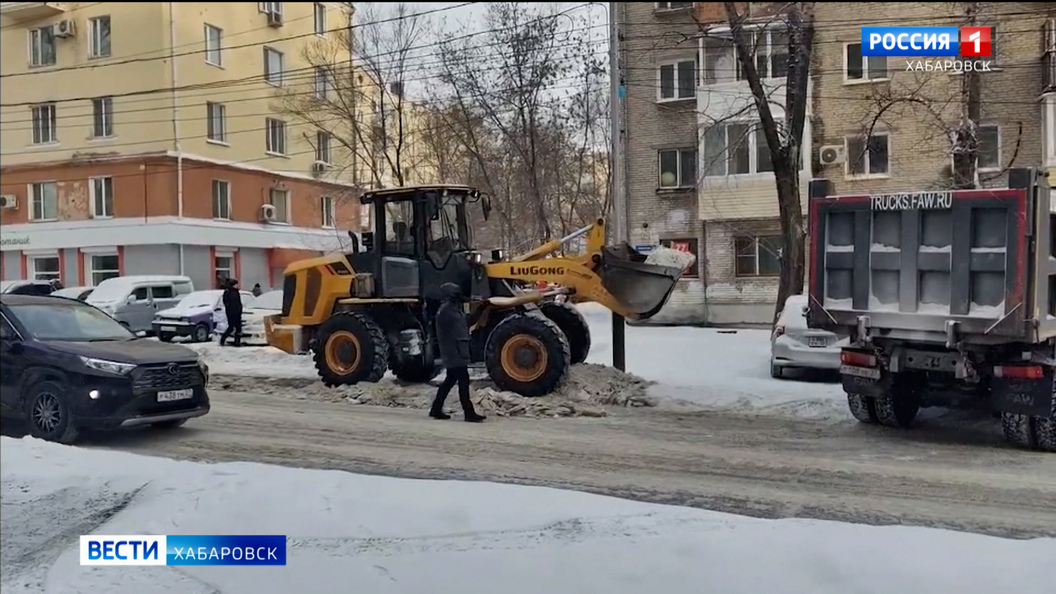 На улицу Некрасова в Хабаровске зашла спецтехника для уборки снега и наледи
