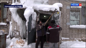 Ледяную «пещеру» в бывшем общежитии железнодорожников Комсомольска обещают устранить в ближайшие дни