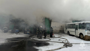 Огнеборцы продолжают работы на месте происшествия на улице Шкотова в Хабаровске