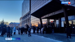 Ночёвка в машине, дежурство до утра: хабаровчане караулят субсидированные авиабилеты рядом с кассами