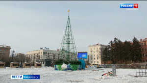 «Зимняя сказка» прощается с хабаровчанами: демонтаж новогоднего городка завершают на площади Ленина