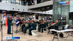 В аэропорту Хабаровска сыграли музыканты оркестра 64-й гвардейской отдельной мотострелковой бригады