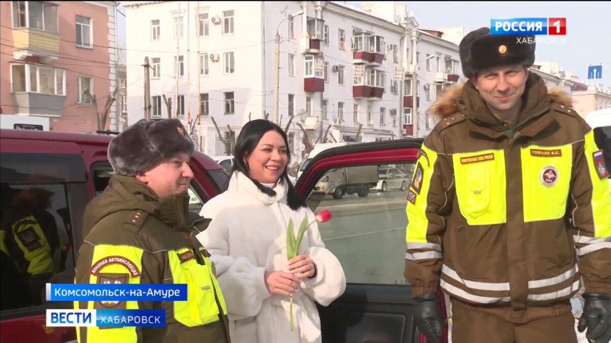 «Сразу весеннее настроение!»: автолюбительниц Города юности поздравили c 8 марта прямо на улицах