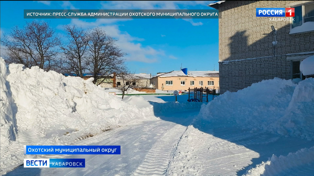 Обильный снегопад накрыл Охотск, идет расчистка дорог и вертолетных площадок