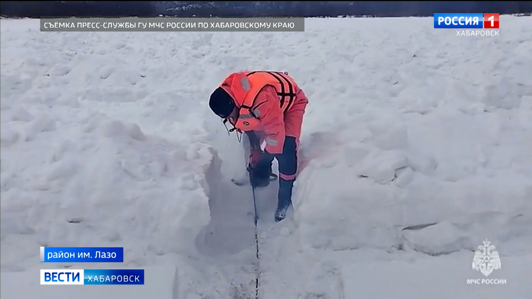 Спасатели приступили к распилу и чернению льда на реках края, ледоход ожидается в середине апреля