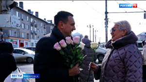Тысячу роз для хабаровчанок подарили активисты «Единой России»