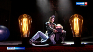 «Абсурдный карнавал жизни»: самую яркую премьеру весны готовит Краевой театр драмы