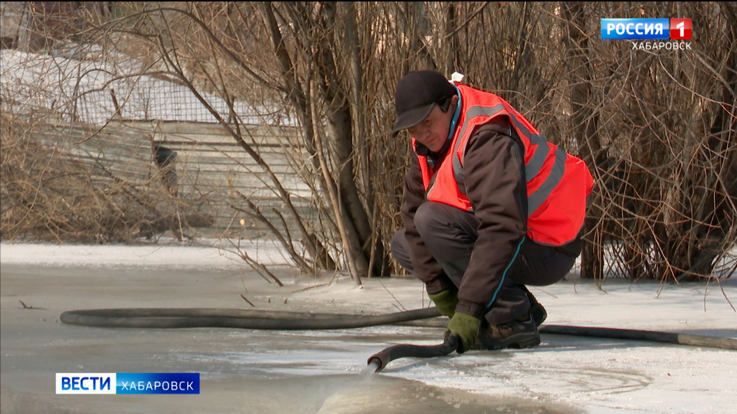 Частный сектор Хабаровска «освобождают» ото льда кипятком: в городе началась очистка труб стока воды