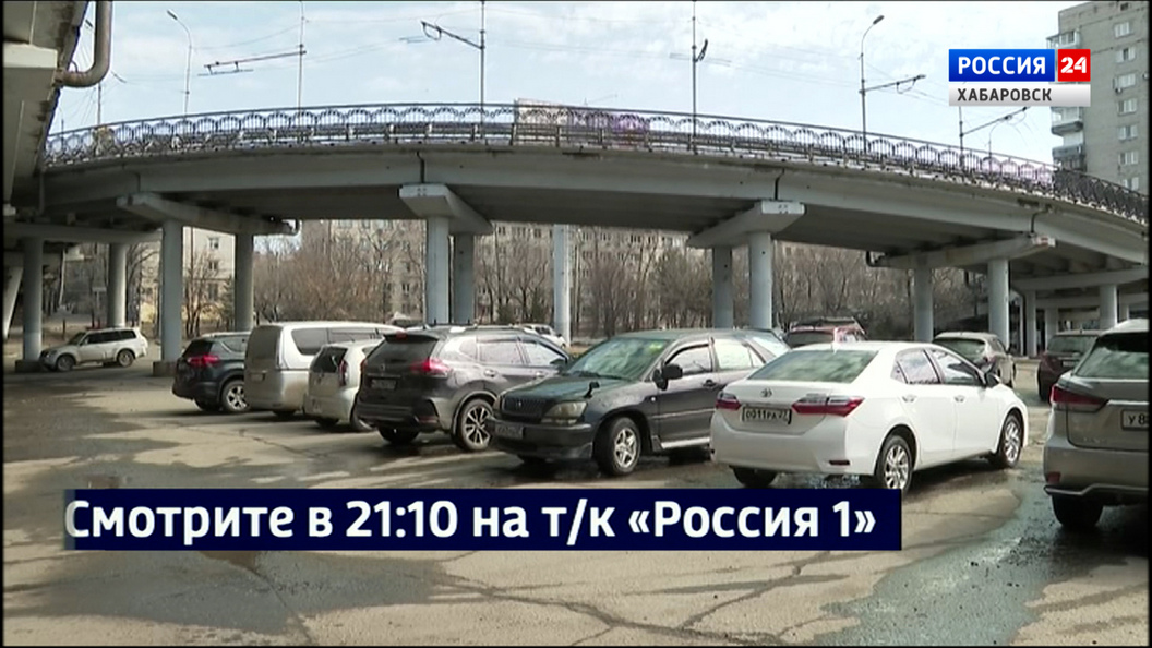 Смотрите в 21:10. Обрушение части путепровода повредило автомобиль хабаровчанки на миллион рублей