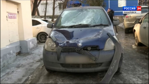 Глыбы льда с крыши в центре Хабаровска сошли на припаркованные автомобили, проводится проверка