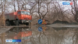 «Единственное оружие — кипяток»: улицы Хабаровска начали освобождать от талых вод и льда