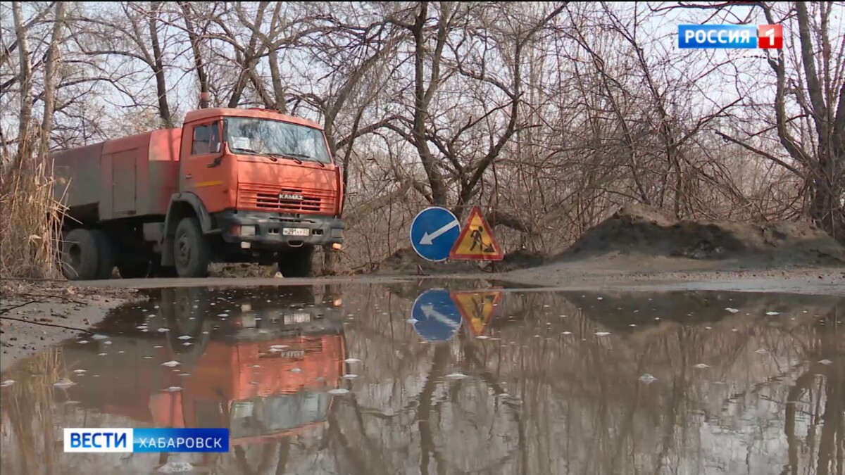 «Единственное оружие — кипяток»: улицы Хабаровска начали освобождать от талых вод и льда