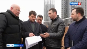 «Хочу предложить Герману Грефу пробежаться по дамбе»: губернатор проверил ход работ у арены «Ерофей»