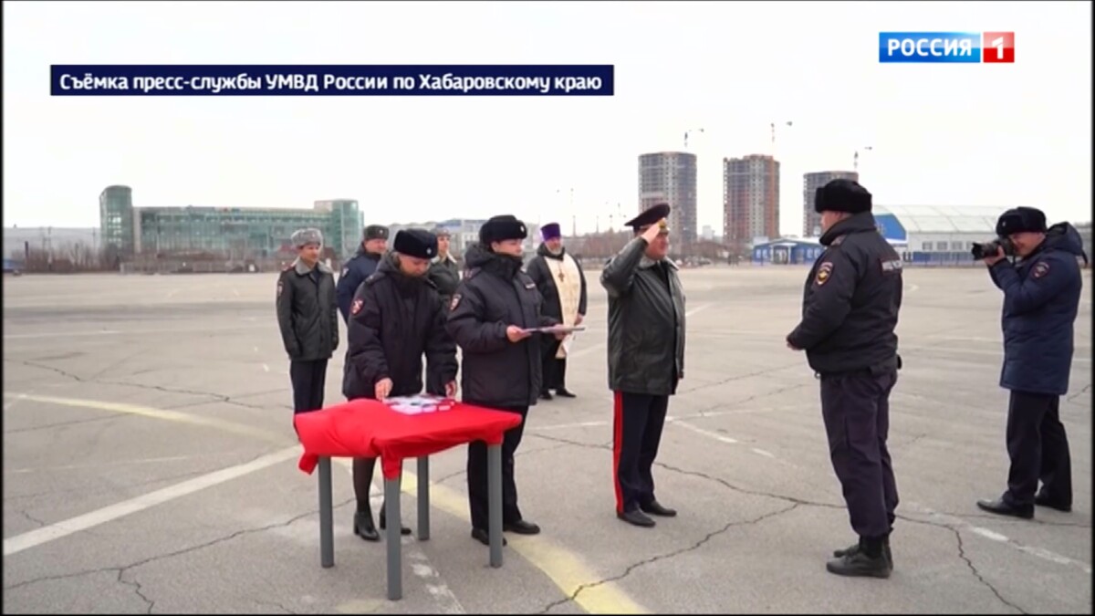 Начальник краевого УМВД России Андрей Шабашов вручил сотрудникам ключи от служебных автомобилей