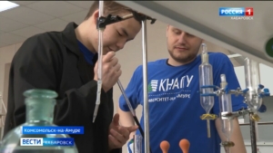 «Здесь практики больше»: школьники Города юности осваивают на каникулах в КнАГУ будущие профессии