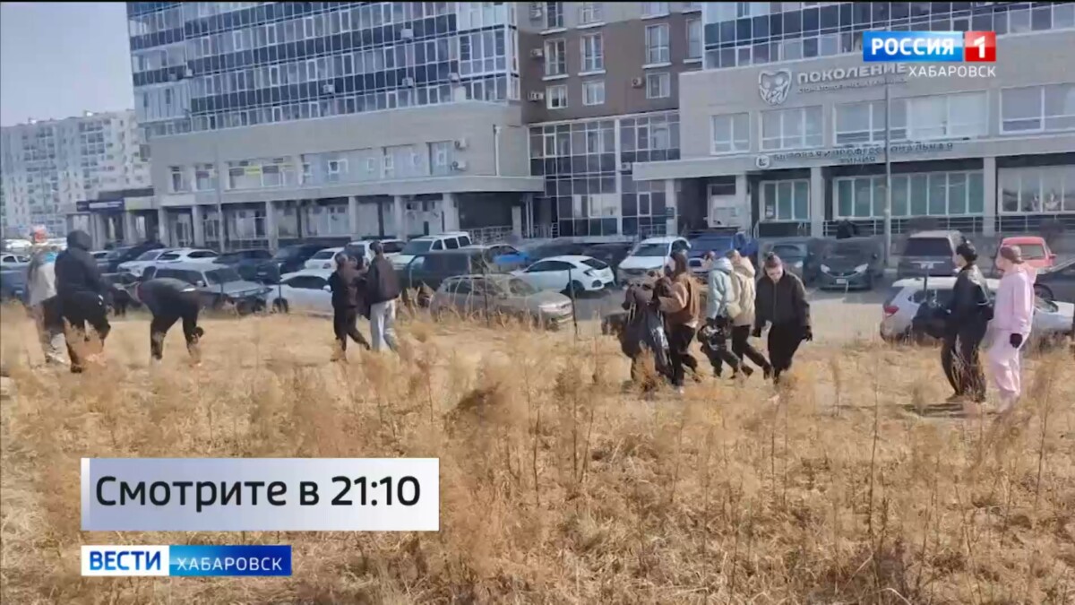 Смотрите в 21:10. Субботник на дамбе арены «Ерофей» дал старт двухмесячнику чистоты в Хабаровске